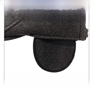 Détail de casquette plate d'hiver pour hommes avec protège-oreilles rabattables