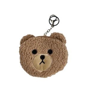 Portamonete in peluche a forma di orsetto bruno con cerniera e portachiavi su fondo bianco