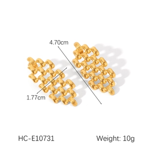 Vue détaillée des boucles d'oreilles tressées en acier doré 18K avec dimensions
