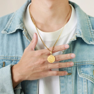 Nahaufnahme einer goldenen Kompass-Halskette an einem Modell mit maritimen Vintage-Details