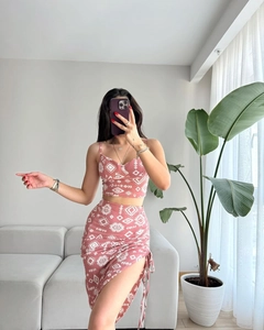 Détail d'un ensemble deux pièces en tricot rose avec imprimé tribal et cordon latéral