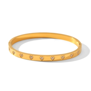 Détail du bracelet en acier inoxydable doré 18K avec motifs de cœur et pavé de cristaux