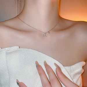 Gros plan du collier choker lune et étoile en or rose avec incrustation de nacre élégante