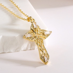 Luxueux collier pendentif croix en cuivre plaqué or 18K avec zircons scintillants