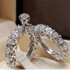 Funkelndes Hochzeitsring-Set mit rundem Solitär-Diamanten und Pavé-Besatz auf Samt