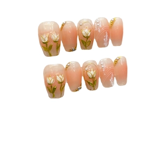 Handgefertigte hellrosa Ombré-Kunstnägel mit 3D-Tulpenblüten, Perlen und Goldakzenten