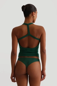 Nahaufnahme des grünen rückenfreien Neckholder-Tops mit passender Hose am Model