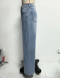 Zijaanzicht van de lichtblauwe jeans met wijde pijpen op een mannequin met een relaxte pasvorm