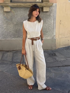 Detailaufnahme des Leinen-Zweiteilers mit ärmellosem Crop-Top und weiter Hose