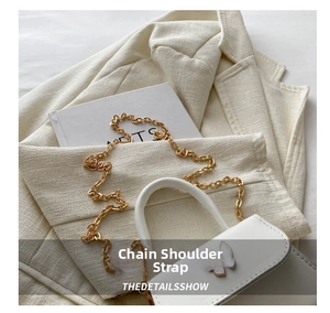 Détail d'un mini sac blanc avec fermoir papillon doré et bandoulière en chaîne