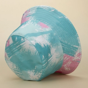 Λεπτομέρεια καλλιτεχνικού μπλε και ροζ tie-dye μοτίβου σε ανθεκτικό ύφασμα καπέλου bucket