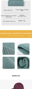 Detailansicht der türkisfarbenen Strickmütze aus Core-Garn mit Fokus auf die Textur