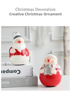Vue détaillée de deux adorables ornements du Père Noël en céramique avec cordes de suspension