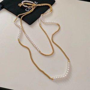 Détail du collier de perles blanches rondes et chaîne tissée dorée vintage