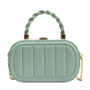 Elegante borsa trapuntata verde menta con manico a treccia e tracolla a catena dorata