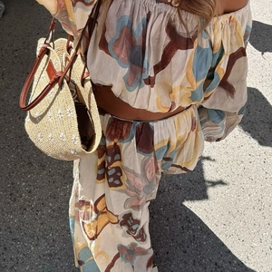 Ensemble deux pièces style île pour femme avec haut à épaules dénudées et jupe longue