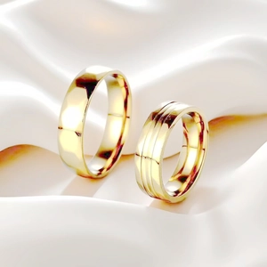 Κοντινό πλάνο χρυσών δαχτυλιδιών από ατσάλι τιτανίου με πολύεδρες και αυλακωτές υφές