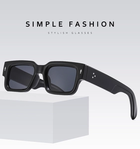 Détails de lunettes de soleil carrées avec clous argentés et rivets métalliques sur la branche