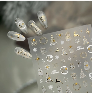 Details von Weihnachts-Nagelstickern mit goldenen Rentieren, Schneemännern und 3D-Schneeflocken