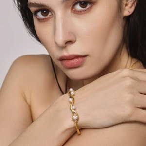 Elegant 18K gold-plated C-shaped stainless steel wave bracelet with faux pearls for women