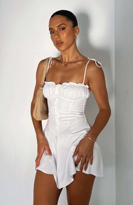 Vue détaillée de la robe blanche à volants avec boutonnage et corsage froncé élégant
