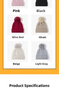 Détail de bonnets en grosse maille avec pompons en fausse fourrure en six coloris assortis