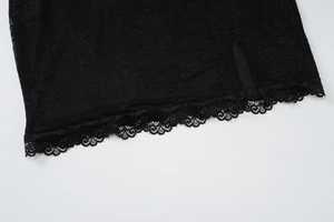 Makroaufnahme der schwarzen Spitze mit gewelltem Saum und seitlichem Beinschlitz