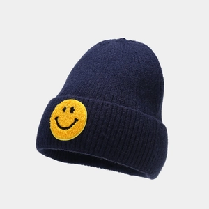 Bonnet en tricot bleu marine avec écusson smiley jaune pour un hiver chaud en plein air