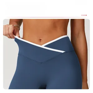 Detail der High-Waist-Yogahose mit blauem Crossover-Bunddesign von DISKO SPORT