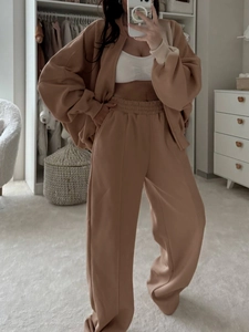 Ensemble décontracté deux pièces avec veste à capuche camel et pantalon droit pour femme