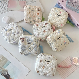 Quilted cartoon sanitary napkin storage pouch with cute patterns and colorful zipper