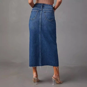 Gonna lunga di jeans blu scuro a vita alta con orlo sfrangiato e tasche posteriori