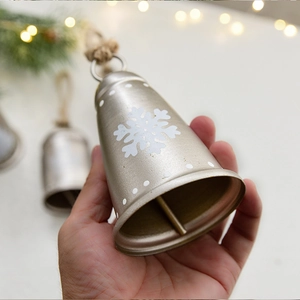 Weihnachtsglocke in Champagnergold mit Schneeflockenmuster und rustikaler Hanfseil-Aufhängung