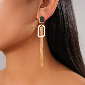 Boucles d'oreilles à pampilles rectangulaires plaquées or 18K portées par un mannequin