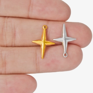 Pendentifs étoile minimalistes en acier inoxydable 304 or et argent sur doigts
