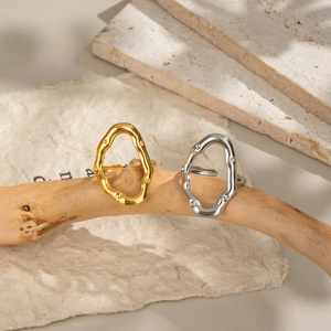 Minimalistische unregelmäßige Lavatexturringe in Gold und Silber mit Zirkonia-Akzenten
