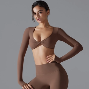 Dettaglio del crop top da yoga a maniche lunghe marrone moka con scollo a V profondo