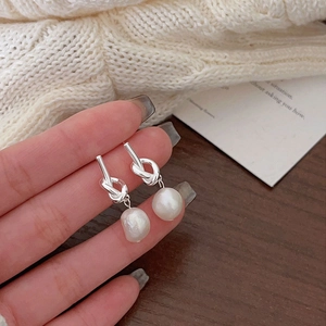 Elegant 925 sterling silver knotted earrings with white pearls for a vintage French style