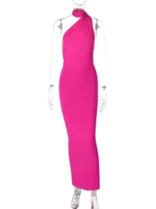 Detail eines fuchsiafarbenen engen Kleides mit asymmetrischem Neckholder-Ausschnitt
