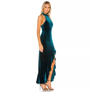 Elegante abito lungo in velluto smeraldo con scollo all'americana e spacco alto