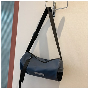 Détail du sac de sport cylindrique bleu marine avec sangle noire réglable
