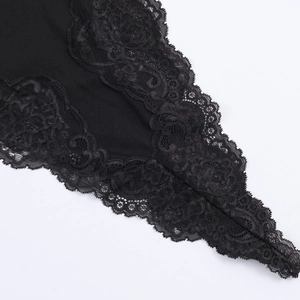 Gros plan sur la bordure en dentelle noire délicate et le tissu de la robe asymétrique