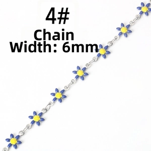 Detail einer 6mm breiten Edelstahlkette mit blauen Blumenanhängern und Silbergliedern