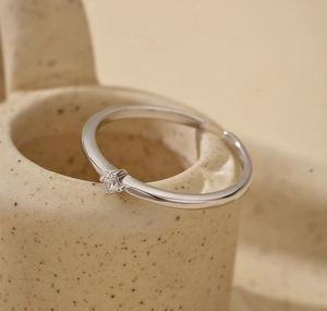Detailed close-up of a 925 sterling silver minimalist ring with a single sparkling gem