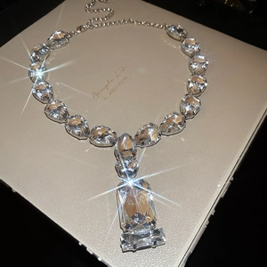Vue détaillée du collier en cristal de luxe avec strass sur un coffret à bijoux chic