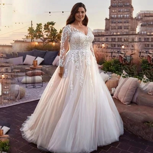 Luxuriöses Brautkleid in Elfenbein mit V-Ausschnitt, Spitzenmieder und Tüllrock-Details