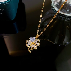 Detail of clover pendant necklace with heart-shaped zircon and 18K gold plating