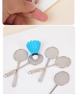Portachiavi con mini racchetta da badminton in metallo e volano blu tenuti in mano