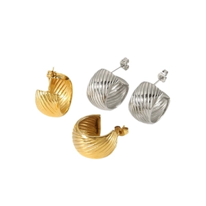 Boucles d'oreilles C en or 18 carats et argent avec texture métallique spirale