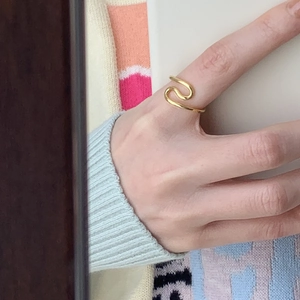Minimalist 925 silver wave ring in gold finish with an adjustable irregular design